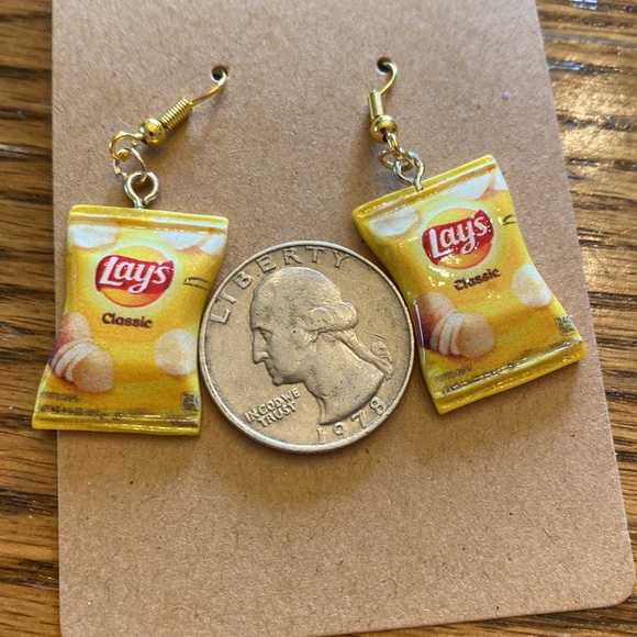Homemade little  potatoes chips bag on gold color wires. - Picture 4 of 7